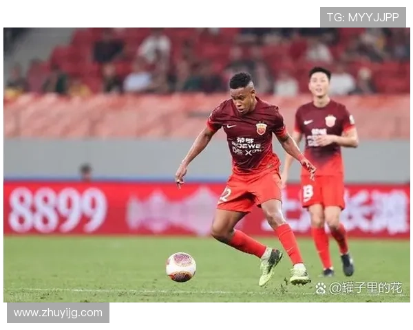 足球明星在比赛中的失控瞬间令人瞩目，情绪波动引发争议与讨论