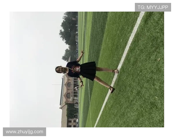 绿色头发的足球明星女性展现独特魅力与运动精神的完美结合